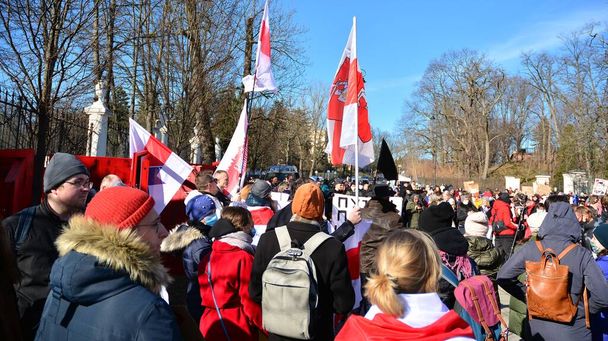 Varšava, Polsko. 24. února2022. Protest proti válce před ruskou ambasádou ve Varšavě. Demonstranti volají po míru a odsuzují Putina.  - Fotografie, Obrázek