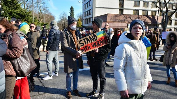 Varsovia, Polonia. 24 de febrero 2022. Protesta contra la guerra frente a la embajada rusa en Varsovia. Manifestantes piden paz y condenan a Putin.  - Foto, Imagen