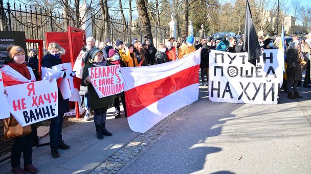 Varsó, Lengyelország. 2022. február 24. Háborúellenes tüntetés az orosz nagykövetség előtt Varsóban. A tüntetők békét követelnek és elítélik Putyint..  - Fotó, kép