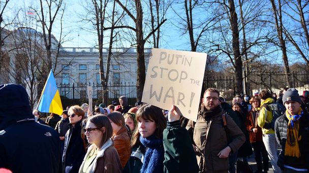 Varsova, Puola. 24. helmikuuta 2022. Sodanvastainen protesti Venäjän suurlähetystön edessä Varsovassa. Mielenosoittajat vaativat rauhaa ja tuomitsevat Putinin.  - Valokuva, kuva