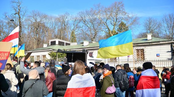 Βαρσοβία, Πολωνία. 24 Φεβρουαρίου 2022. Αντιπολεμική διαδήλωση έξω από τη ρωσική πρεσβεία στη Βαρσοβία. Διαδηλωτές καλούν για ειρήνη και καταδικάζουν τον Πούτιν.  - Φωτογραφία, εικόνα