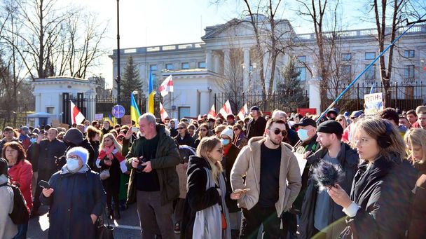 Warschau, Polen. 24. Februar 2022. Anti-Kriegs-Protest vor der russischen Botschaft in Warschau. Demonstranten fordern Frieden und verurteilen Putin.  - Foto, Bild