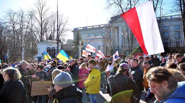 Warschau, Polen. 24 februari 2022. Anti-oorlogsprotest bij de Russische ambassade in Warschau. Demonstranten roepen op tot vrede en veroordelen Poetin.  - Foto, afbeelding