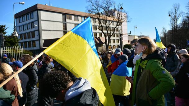 Varşova, Polonya. 24 Şubat 2022. Varşova 'daki Rus büyükelçiliğinin önünde savaş karşıtı protesto. Göstericiler barış çağrısı yaptı ve Putin 'i kınadı.  - Fotoğraf, Görsel