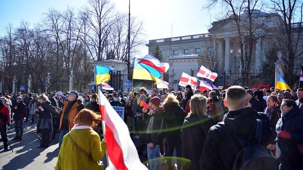 Βαρσοβία, Πολωνία. 24 Φεβρουαρίου 2022. Αντιπολεμική διαδήλωση έξω από τη ρωσική πρεσβεία στη Βαρσοβία. Διαδηλωτές καλούν για ειρήνη και καταδικάζουν τον Πούτιν.  - Φωτογραφία, εικόνα