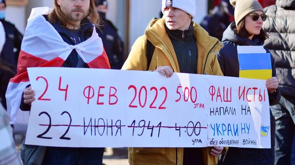 Varsóvia, Polónia. 24 de fevereiro de 2022. Protesto anti-guerra fora da embaixada russa em Varsóvia. Manifestantes pedem paz e condenam Putin.  - Foto, Imagem