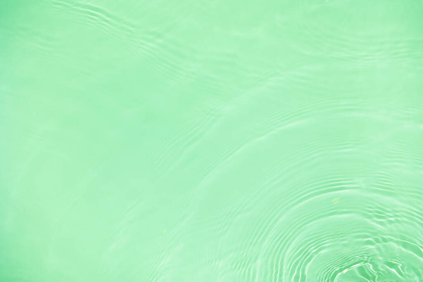 átlátszó zöld színű tiszta nyugodt vízfelület textúra  - Fotó, kép