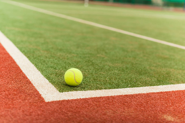Palla da tennis in campo sulla linea divisoria. - Foto, immagini