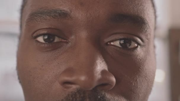 Екстремальний портрет молодого чорношкірого, який дивиться на камеру
 - Кадри, відео