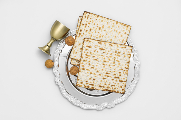 Pessach Seder Teller, Fladenbrot Matza, Walnüsse und Tasse auf hellem Hintergrund - Foto, Bild