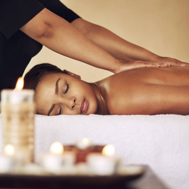 Seu lugar relaxante.... Foto cortada de uma jovem mulher recebendo uma massagem no spa. - Foto, Imagem