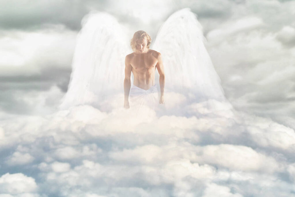 Egy főangyal fenségéről. Lövés egy férfias angyalról, aki az égen sétál. - Fotó, kép