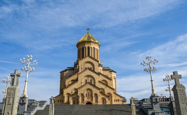 Pyhän kolminaisuuden katedraali (Sameba) on Georgian ortodoksisen kirkon pääkatedraali. Tbilisissä, Georgiassa. Kaunis arkkitehtuuri, matkakohde - Valokuva, kuva
