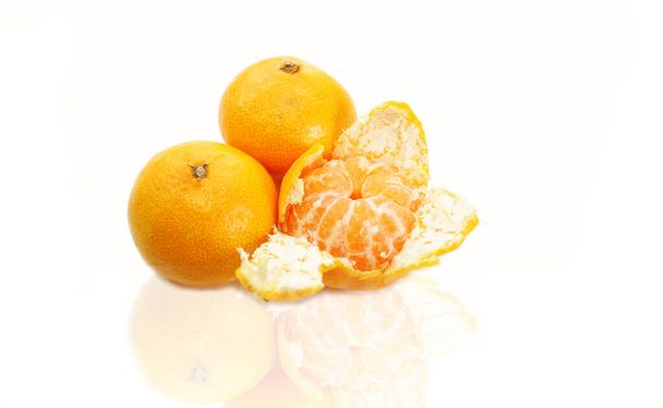 Comer mandarinas orgánicas saludables sobre blanco
 - Foto, Imagen