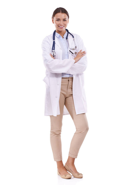 Selbstbewusst in ihrer Karriere. Porträt eines schönen Arztes, der mit verschränkten Armen vor weißem Hintergrund steht. - Foto, Bild