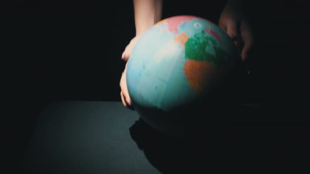 Kızlar Elleri Eksen Çevresinde Coğrafi Küreyi Döndürür - Video, Çekim