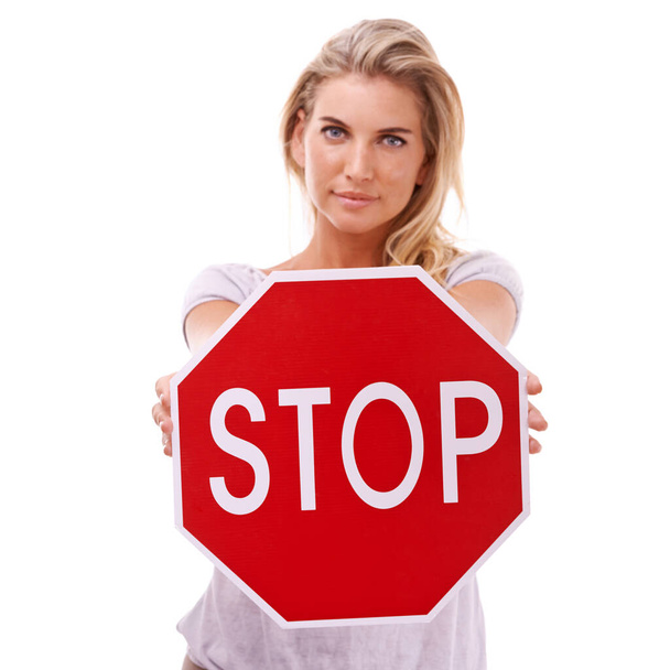 Hören Sie auf die Warnung. Eine junge blonde Frau hält ein Stoppschild. - Foto, Bild