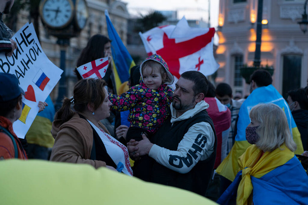 Batumi, Georgia - 24 de febrero de 2022: mitin en apoyo de Ucrania, pueblo contra la guerra - Foto, Imagen