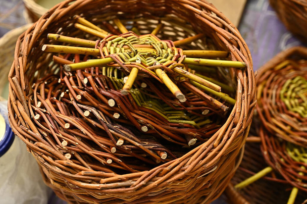 Rattan basket weaving, close-up - Foto, Bild