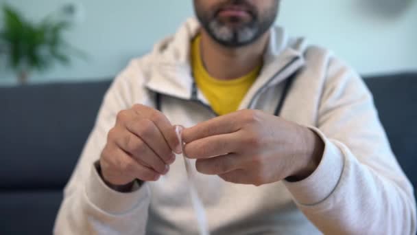 マスクを着用した白人男性が自宅でcovid-19抗原診断装置のサンプルを開いている。自己検査のための抗原検査キットを作る人コロナウイルス。検疫パンデミックにおけるPCR. - 映像、動画