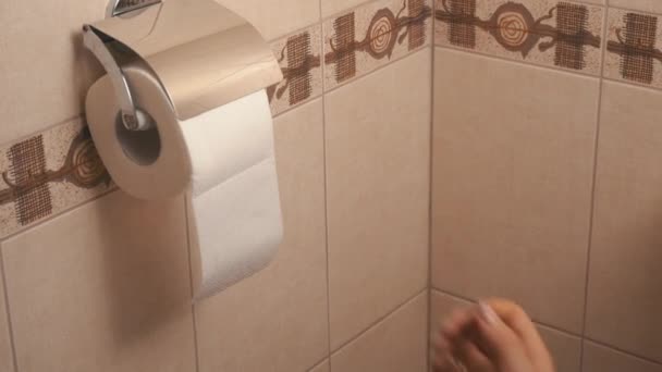 Womans mano si snoda carta igienica - Filmati, video