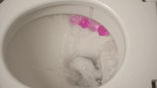 servizi igienici in ceramica durante una vampata, primo piano dall'alto - Filmati, video