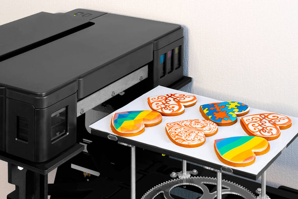 Impressora de alimentos para desenhos em bolos, pão de gengibre e biscoitos. Usado por proprietários de pequenas empresas ou cozinhar em casa. Pão de gengibre pronto em forma de coração com padrão impresso - Foto, Imagem