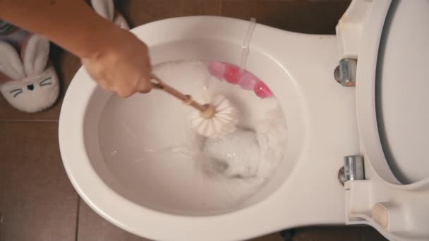 servizi igienici in ceramica durante una vampata, primo piano dall'alto - Filmati, video