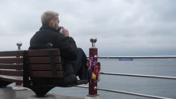 Καθιστός πάγκος πέρα από τη θάλασσα  - Πλάνα, βίντεο