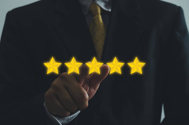 Concetto di cliente servizio eccellente per soddisfazione cinque stelle valutazione con uomo d'affari touch screen. A proposito di feedback e recensioni positive dei clienti. - Foto, immagini