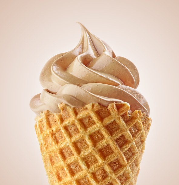 крупным планом мягкого мороженого, изолированного на бежевом фоне - Фото, изображение