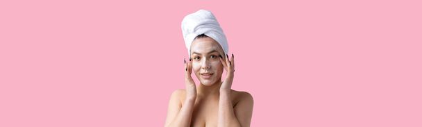 Retrato de beleza de mulher em toalha branca na cabeça aplica creme para o rosto. Skincare limpeza eco orgânico spa cosmético relaxar conceito. - Foto, Imagem