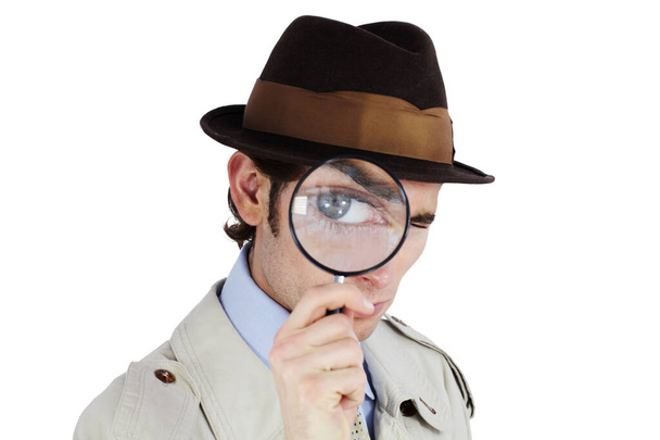 Я слежу за тобой. Любопытный частный детектив, смотрящий через лупу на белом фоне. - Фото, изображение