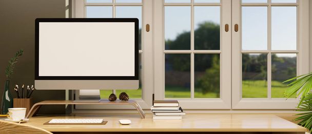 Cómodo espacio de trabajo de oficina en casa con ordenador de escritorio PC maqueta de pantalla blanca en la mesa de madera sobre la ventana con vista verde patio trasero en el fondo. representación 3d, ilustración 3d - Foto, Imagen