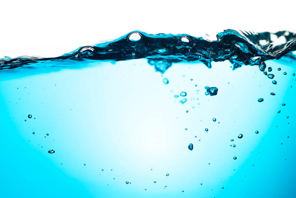 Волна воды. Чистый брызги воды с пузырьками на белом фоне - Фото, изображение