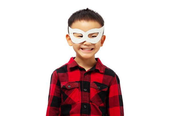 Happy kid dragen party oogmasker en rood shirt geïsoleerd op witte achtergrond - Foto, afbeelding