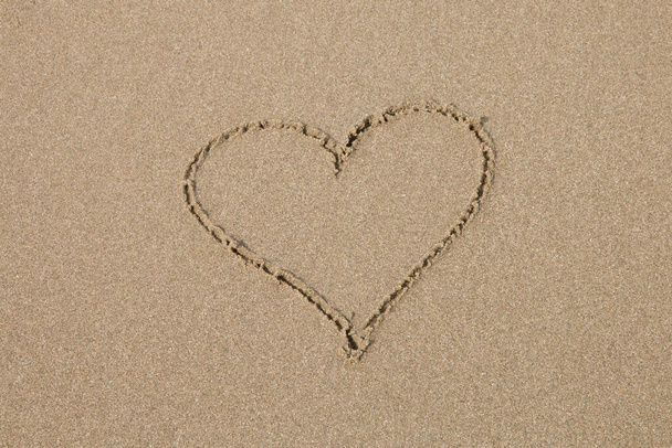 Symbol srdce na písečné pláži. - Fotografie, Obrázek