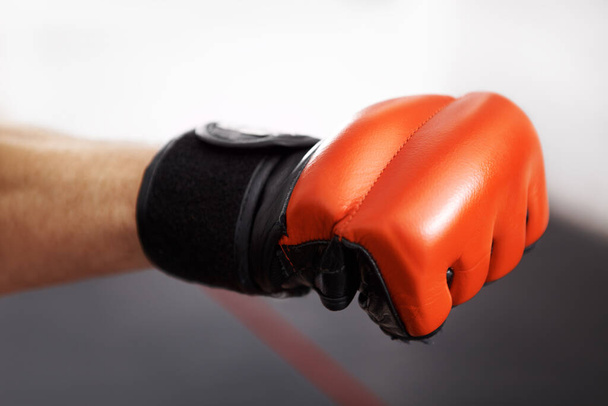 Δώστε ό, τι έχετε. Ένα χτύπημα με γροθιά πολεμικών καλλιτεχνών σε ένα κόκκινο γάντι kickboxing. - Φωτογραφία, εικόνα