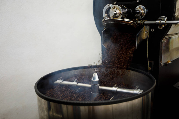 kávová zrna pražení v spin stroj amd kouř na komunitní průmysl doi chang chiang rai Thajsko  - Fotografie, Obrázek
