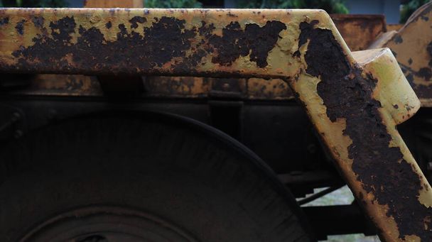 Βίντατζ σκουριασμένο κίτρινο φορτηγό. παλιό σκουριασμένο φορτηγό. κάτω μέρος του πλαισίου του αυτοκινήτου - Φωτογραφία, εικόνα
