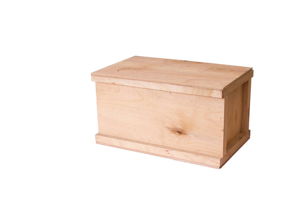 Стара дерев'яна коробка ізольована на білому тлі
 - Фото, зображення