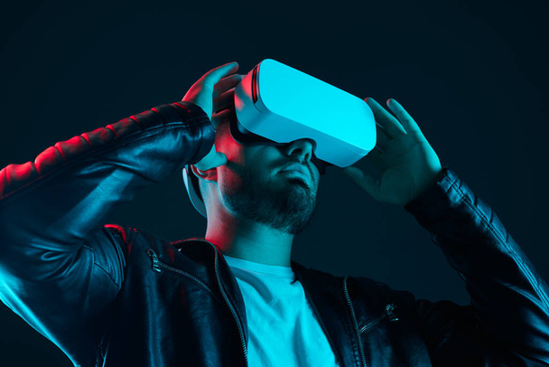 Man experiencing cyberspace in VR glasses - Foto, imagen