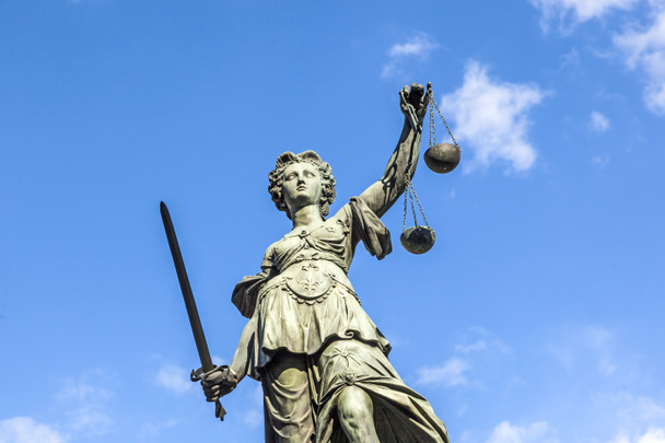 Justitia (Senhora Justiça) escultura na Praça Roemerberg em Pe.
 - Foto, Imagem