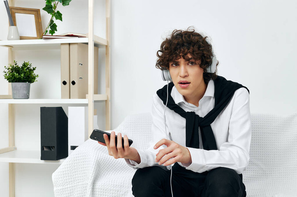 підліток в кімнаті на дивані з телефоном онлайн навчання Соціальні мережі
 - Фото, зображення