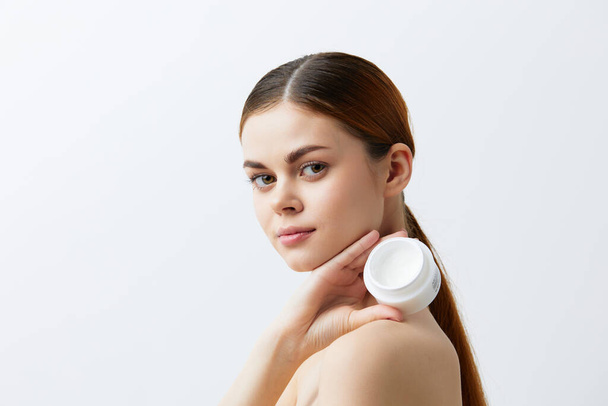 beautiful woman body cream posing clean skin care attractive look light background - Foto, afbeelding
