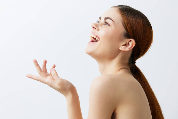 nainen hymyilevä nainen paljaat hartiat puhdas iho viehätys eristetty tausta - Valokuva, kuva