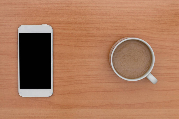 Kaffee und Smartphone auf Holztisch - Foto, Bild