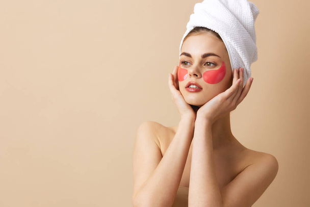 Nainen pyyhe päässään eleiden käsillään ihonhoito eristetty tausta - Valokuva, kuva