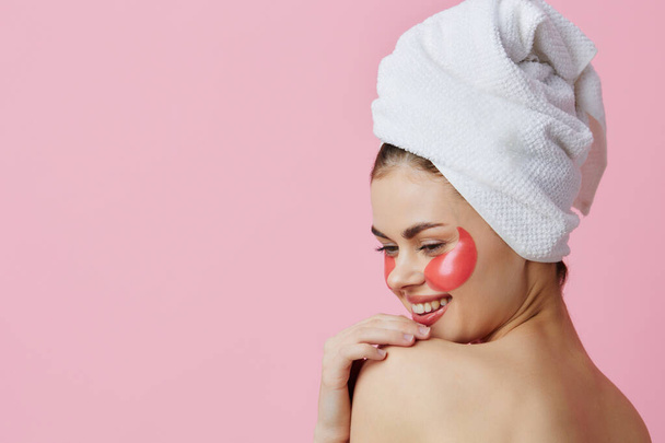 nő foltok fiatalítás bőrápolás szórakoztató rózsaszín háttér - Fotó, kép