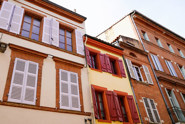 Toulouse fachada da cidade colorido casa vermelha no centro da cidade - Foto, Imagem